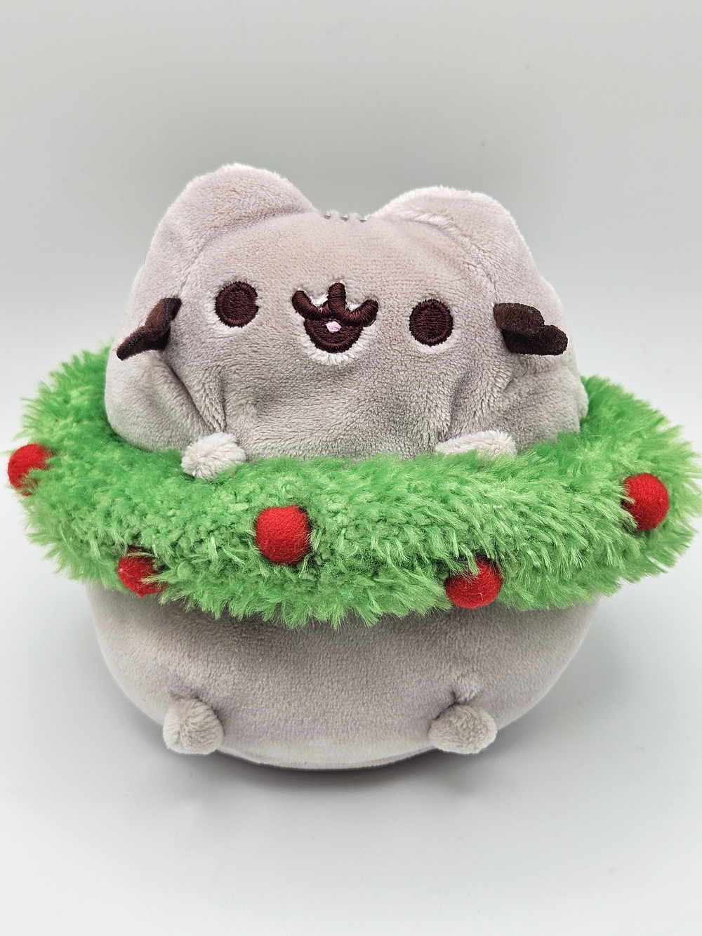 GUND Pusheen Cat with Christmas Holiday Wreath Mini 5” Plush Stuffed Animal